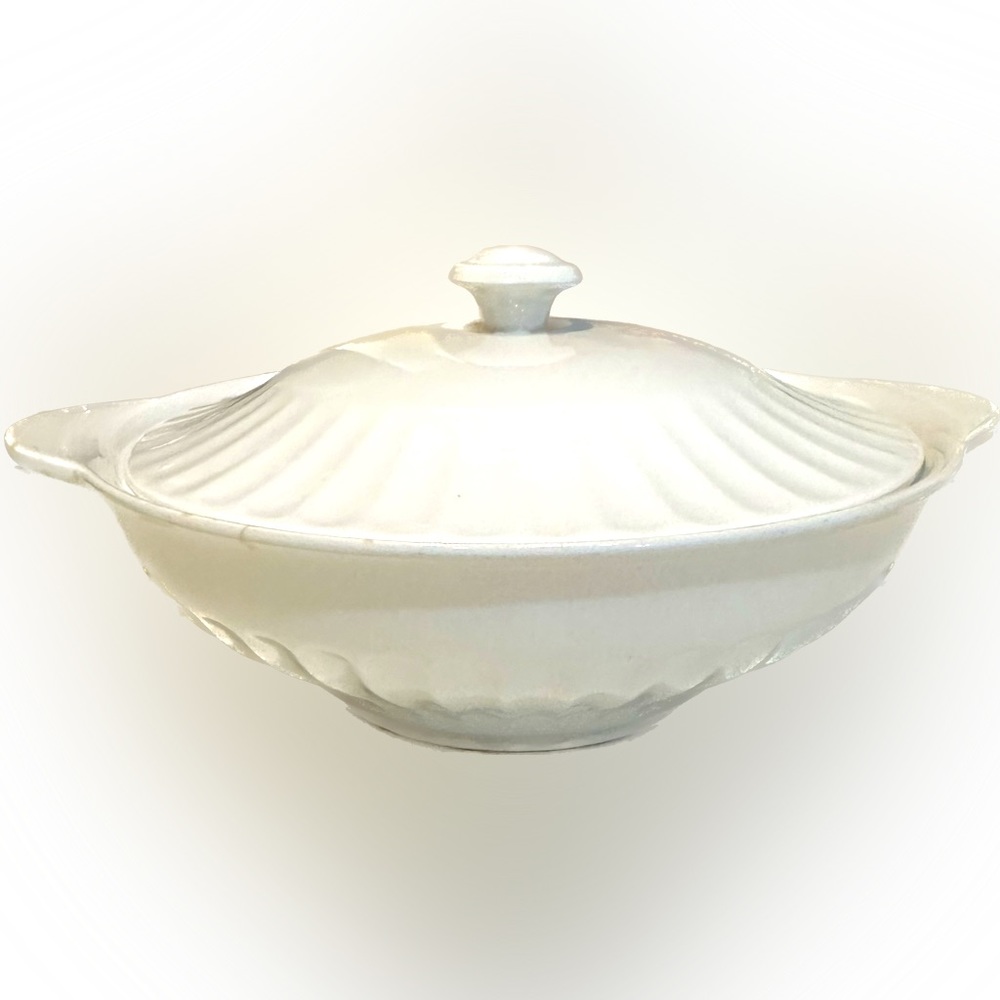 ANTIQ J.&G. MEAKIN ENGLAND CLASSIC WHITE covered vegetable dish 10” hndl 2  hndl